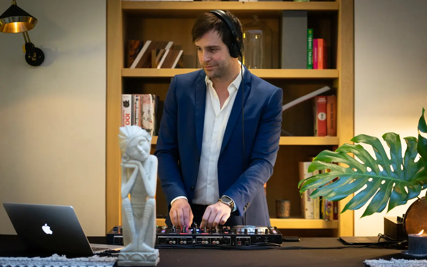 Baptiste aux platines lors d'une soirée d'entreprise